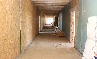 Dieser Flur verläuft zwischem dem Altbau und dem Nebau. - Dirk Windmöller