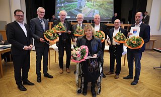 Bürgermeister Lars Bökenkröger zeichnete die Ratsmitglieder Dirk Büssing (v. l.), Volker Brand, Karl Hermann Hottel, Anette Hildebrandt, Michael Körtner, Oliver Thamm und Olaf Winkelmann mit dem Goldenen Ehrenring der Stadt aus. - Jörg Stuke