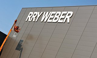 Im Ravenna-Park wurde nach der Übernahme durch Walbusch der Schriftzug am Logistikzentrum demontiert - und gegen Walbusch ersetzt. - Nicole Donath