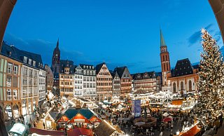 Kakao mit "Schuss" ist auf vielen Weihnachtsmärkten beliebt, so auch in Frankfurt am Main. - Boris Roessler/dpa