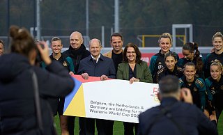 Auch Bundeskanzler Olaf Scholz (M.) wirbt für die Fußball-WM der Frauen 2027. - Thomas Frey/dpa