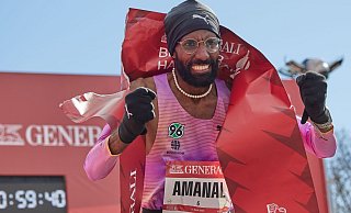 Der frühere Bielefelder Amanal Petros freut sich über seinen Deutschen Rekord beim Berliner Halbmarathon. - Joerg Carstensen/dpa
