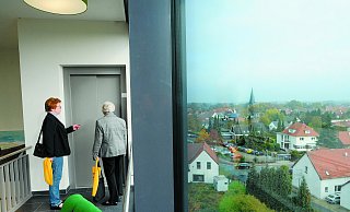 Einrichtung mit Ausblick: In die oberen Etagen des Bettenhauses am Krankenhaus ist der Pflegedienst Bonitas eingezogen. Die fünfte Etage wird aktuell noch nicht zwingend benötigt und die bot Bonitas daher dem Kreis an. Denkbar ist, hier zeitlich befristet eine Wohngruppe für unbegleitete Flüchtlingskinder einzurichten. - Foto: Archiv Joern Spreen-Ledebur||