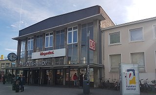 Am Sonntagmittag rief das Personal eines IC die Bundespolizei während des Halts im Hauptbahnhof Paderborn zur Hilfe. - Birger Berbüsse