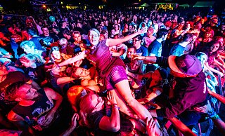 So ausgelassen badete eine junge Frau 2019 in der Menge vor der Festivalbühne. - BESIM MAZHIQI