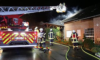 Zunächst zerstörte das Feuer einen Wohnwagen im Carport, danach griffen die Flammen auch auf das angrenzende Nordborchener Wohnhaus über. - Ralph Meyer