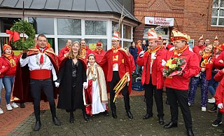 Kranzkönigspaar Steffen Kückmann (v.l.) und Katharina Tanger, Kinderprinzessin Amira Saleh, Prinz Matthias Meier, Präsident Peter Hartmann und der Vorsitzende Bernd Austerschmidt. - Regina Brucksch