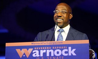 Der demokratische Senator Raphael Warnock spricht bei einer Wahlparty in Atlanta. - John Bazemore/AP/dpa