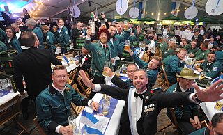 "Ein Heller und ein Batzen": Voller Freude und Inbrunst singen die Gäste die Kommers-Lieder des Lübbecker Bürgerschützen-Bataillons bei jedem Kommers mit. - Joern Spreen-Ledebur