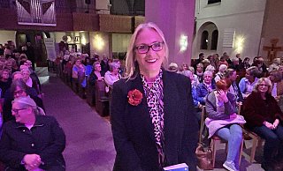 Mit 150 Gästen war die Rehmer Kirche für die Lesung von Carla Berling ausverkauft. - Nicole Sielermann