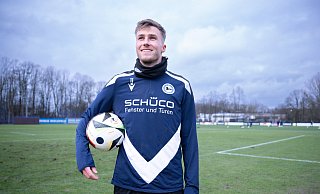 Joel Grodowski ist auf dem Trainingsgelände an der Friedrich-Hagemann-Straße und im Arminia-Blau angekommen. - Teresa Kroeger