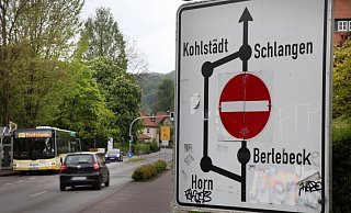 Umweg als Dauerzustand: Ein Straßenschild erläutert in Berlebeck die Ausweichroute zur gesperrten Gauseköte. - Bernhard Preuss