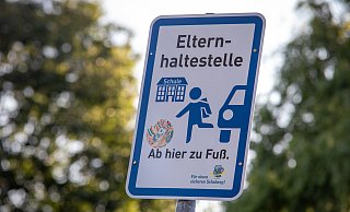 Schilder - wie hier an der Sparkasse in der Bahnhofstraße - weisen auf die Elternhaltestellen hin. - Niklas Tüns