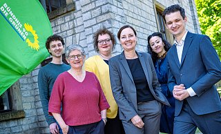 Ikram Chemlal (2. v. r.) fühlt sich bei den Grünen zunehmend in den Hintergrund gedrängt. Unser Bild zeigt sie im Mai mit Thies Wiemer (v. l.), Britta Haßelmann, Christina Osei, Romy Mamerow und Dominic Hallau (r.) beim Kommunalparteitag. - Barbara Franke Ikram Chemlal (2. v. r.) fühlt sich bei den Grünen zunehmend in den Hintergrund gedrängt. Unser Bild zeigt sie im Mai mit Thies Wiemer (v. l.), Britta Haßelmann, Christina Osei, Romy Mamerow und Dominic Hallau (r.) beim Kommunalparteitag. - Barbara Franke