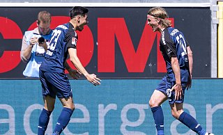 Felix Götze (r.), der hier über einen Treffer gegen Magdeburg jubelt, übernimmt die Kapitänsbinde von Raphael Obermair (l.). - picture alliance/dpa