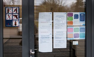 Am Eingang des Dublin-Zentrums in Hamburg-Rahlstedt hängen Informationsblätter, unter anderem zu den Sprechstunden der kostenlosen Asylverfahrensberatung. zu sehen. Die sogenannten Dublin-Regeln legen fest, in welchem europäischen Land ein Asylbewerber seinen Antrag auf Schutz stellen darf. (Archivfoto) - Christian Charisius/dpa POOL/dpa