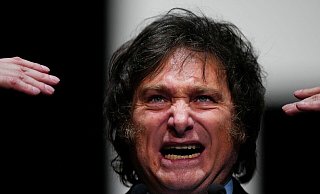 Javier Milei will die meisten Ministerien abschaffen, den US-Dollar als offizielles Zahlungsmittel einführen, die Sozialprogramme radikal zusammenstreichen und Staatsbetriebe privatisieren. - Natacha Pisarenko/AP