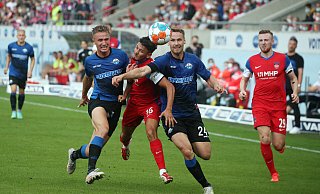 Schon im Hinspiel ging’s zur Sache. Hier nehmen Jasper van der Werff (l.) und Jannis Heuer den Heidenheimer Kevin Sessa in die Zange. - imago images/Sportfoto Rudel