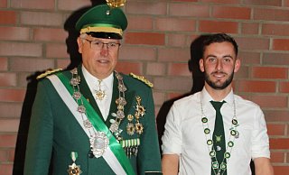 Ferdi Lengeling (l.) hat zum dritten Mal ein Vogelschießen im Schützenverein in Paderborn-Gesseln gewonnen. Mit ihm freut sich Jungschützenprinz Lucas Rosenthal. - Sigrid Mertensmeyer