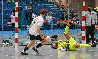 Oldentrups Moritz Kickert trifft hier zum 1:0 im Viertelfinale gegen SuK Canlar und Keeper Cihan Arslan. - Andreas Zobe