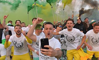 Vittorio Lombardi (Trainer des FSC Rheda, vorne) feiert den Pokalsieg mit der Mannschaft und den Fans. - sport/presse/foto Dünhölter Vittorio Lombardi (Trainer des FSC Rheda, vorne) feiert den Pokalsieg mit der Mannschaft und den Fans. - sport/presse/foto Dünhölter