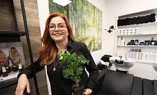 Friseurmeisterin Alexandra Vollmer engagiert sich für den Klimaschutz und bietet Baumzertifikate an. - Björn Kenter
