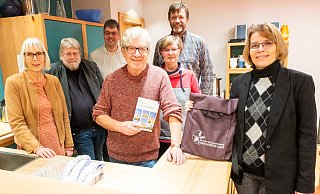 Barbara Geisler-Hadler (vorn, v. l.), Bernd Höner, Rainer Scheele und Pfarrerin Simone Rasch treffen sich im Anschluss an das Gespräch mit Christian Röttger, Michael Große und Susanne Otte vom Redaktiosteam des Gemeindebriefes. - Ralf Bittner