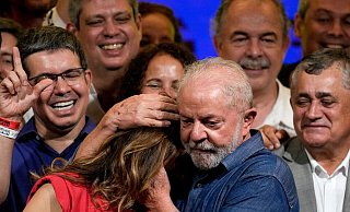 Luiz Inácio Lula da Silva umarmt seine Frau Rosangela. - Andre Penner/AP/dpa