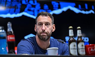 Arminia-Trainer Mitch Kniat äußert sich im Vorfeld der Partie gegen die SV Elversberg. - Teresa Kroeger