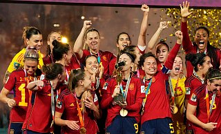 Spaniens Spielerinnen feiern nach dem Sieg gegen England. - Rick Rycroft/AP/dpa