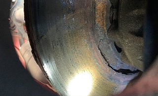 Die verschlissene Bremsscheibe des Sattelanhängers. - Polizei Bielefeld