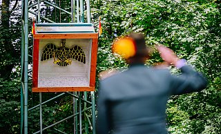 Auf ihn richten sich am Schützenfest-Montag alle Blicke: Der hölzerne Adler thront bis zum Königsschießen über dem Paderborner Schützenplatz. - Besim Mazhiqi