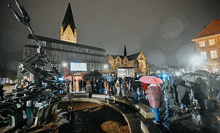 Gut ausgestattet mit Regenschirmen und Masken waren auf dem Marktplatz am Montagabend mehrere hundert Personen zusammengekommen. - Besim Mazhiqi