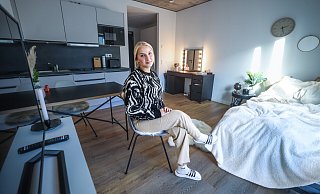 Sichtbetondecken mit modernen Strahlern, Laminatboden in weiß lasierter Eichenoptik, Einbauküche und Designermöbel: Einrichtung und Ausstattung ihres Ein-Zimmer-Appartements sind genau nach dem Geschmack von Lehramtsstudentin Anna Dück (18). Beim Einzug musste sie nur noch wenig mitbringen. - Sarah Jonek