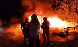 Am Lippesee ist am frühen Sonntagmorgen ein Wohnmobil komplett ausgebrannt. - Feuerwehr Paderborn