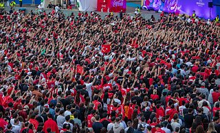 Gegen einen Mann ist Anklage wegen versuchten Mordes erhoben worden, weil er Menschen mit türkischen Fan-Utensilien mit einem Messer verletzt haben soll. (Archivfoto) - Christoph Schmidt/dpa