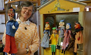 Sigrid Israel und ihr Mann Siegfried betreiben das Spielzugmuseum im Hüllhorster Ortsteil Schnathorst. Ihre neue Sonderausstellung widmet sich der Geschichte der Handpuppen und des Kasperle-Theaters. - Sonja Vollmer