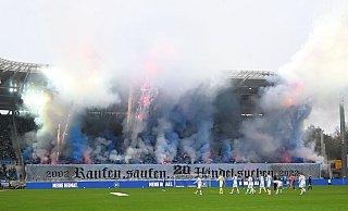 Diese Pyro-Aktion von Fans des Karlsruher SC im November 2022 hat auch ein juristisches Nachspiel. - Uli Deck/dpa