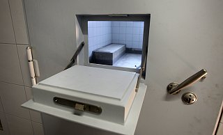 Durch die Klappe - die allein schon 50 Kilogramm wiegt - können die Beamten einen genauen Blick auf den Menschen im Polizeigewahrsam werfen, aber auch Essen und Trinken reichen. Ein Videobildschirm lässt einen schnellen Überblick zu. - Frank-Michael Kiel-Steinkamp