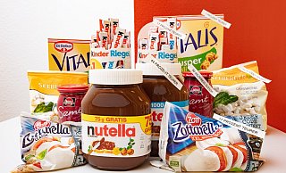 Vor der roten Wand stehen die Maxi-Verpackungen - sie sind zwischen 0 und 44 Prozent teurer im Vergleich des Kilo-Preises. - Mike-Dennis Müller