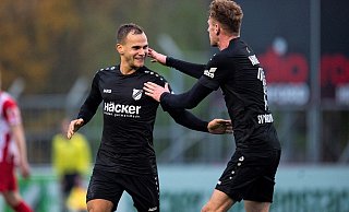 Happy End im x-ten Versuch: Christian Derflinger (l.) hat doch noch für den SV Rödinghausen getroffen und wird von Jannik Mause in Empfang genommen. Mit dem 2:0 gegen RW Ahlen feierten die Rödinghauser ihren dritten Sieg in Folge.?Foto: Noah Wedel - Noah Wedel