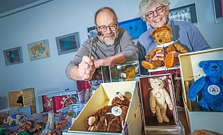 Auktionator Christian Presch brachte die Sammlerstücke von Petra Kleinlanghorst unter den Hammer. - Sarah Jonek