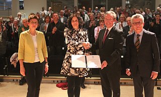Petra Büning vom Deutschen Bibliotheksverband (v. l.), Bibliotheksleiterin Katrin Stroth, Bürgermeister Michael Dreier und Thomas de Maizière freuen sich gemeinsam über die Ehrung des Paderborner Büchereiangebots. - Moritz Jülich