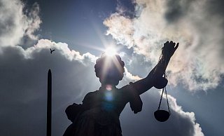 Die Polizei hat bei einem Ex-Häftling aus Vlotho Kinderpornos gefunden. Der Angeklagte, sein gesetzlicher Betreuer und seine Verteidigerin glauben, dass ihm die Bilder untergeschoben wurden. - picture alliance / dpa
