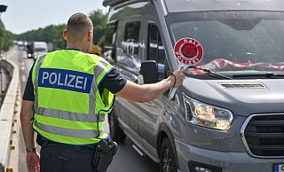 Frankreich-Reisende müssen sich auf Krontollen an der Grenze einstellen. (Symbolbild) - Patrick Pleul/dpa