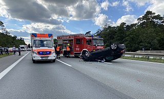 Ein Wagen hatte sich auf der Autobahn 2 bei einer Kollision überschlagen.