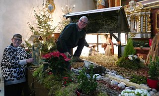 Nach dem Sonntagsgottesdienst am dritten Advent haben Helga und Johannes Gritzo Maria und Josef und auch den Engel zur Krippe geholt. Mit viel Liebe zum Detail setzt das Küsterehepaar Jahr für Jahr das Geschehen der Heiligen Nacht in Szene. - Kirchengemeinde Corvey