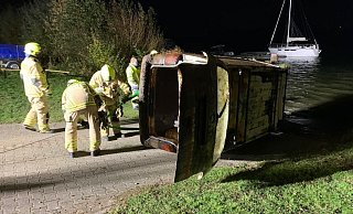 Noch im Laufe des Nachmittags zog die Feuerwehr den Wagen aus dem Lippesee auf Trockene. - Feuerwehr Paderborn