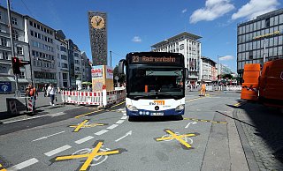Die Radfahrsymbole auf dem Niederwall, Höhe Pizza Hut, wurden gelb überklebt. Busse in Richtung Osten fahren nun über die Körnerstraße. - Wolfgang Rudolf