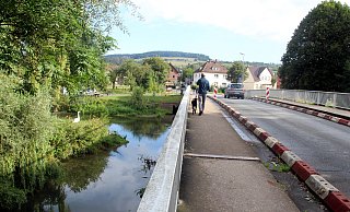 Seit acht Jahren ist die Befahrbarkeit der Nethebrücke in Bruchhausen auf eine Spur und maximal 16 Tonnen eingeschränkt. - Burkhard Battran